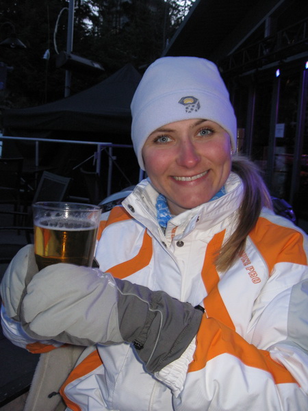 Lucie having beer after skiing